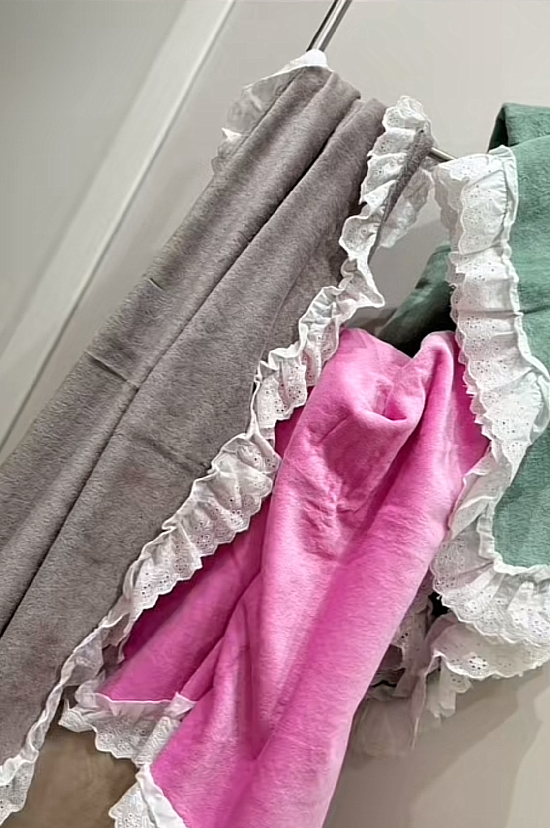 Telo mare in spugna e pizzo San Gallo personalizzato.