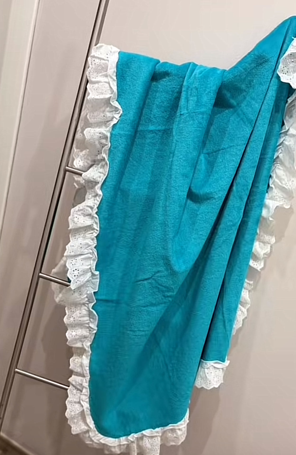 Telo mare in spugna e pizzo San Gallo personalizzato.